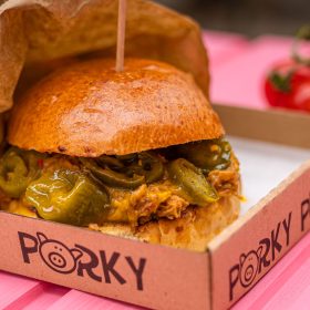 alt="Porky BBQ csapata Kistarcsán – füstölt BBQ és pulled pork készítése"