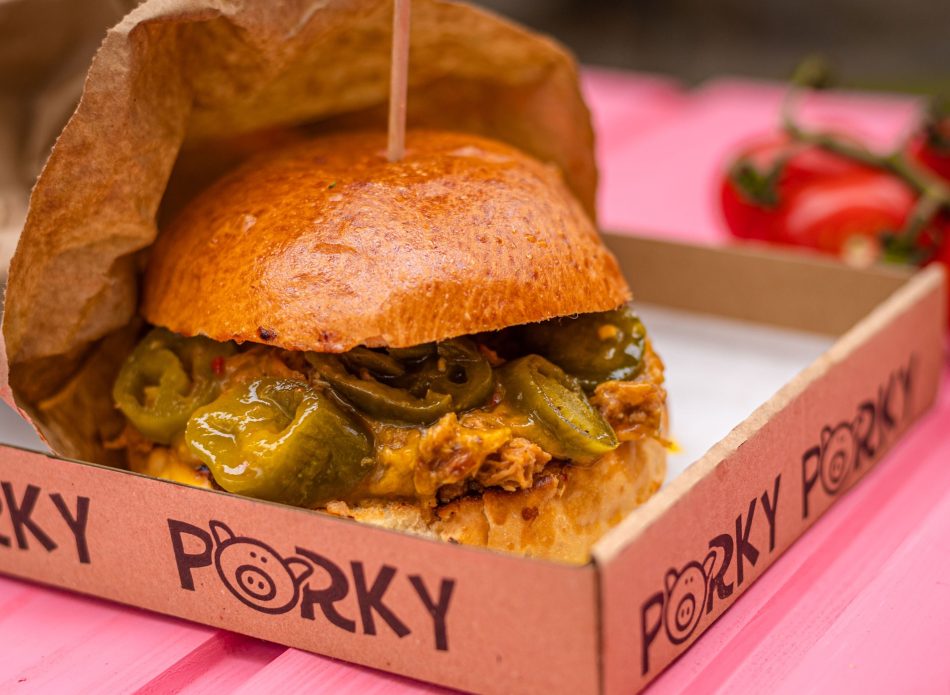 alt="Porky BBQ csapata Kistarcsán – füstölt BBQ és pulled pork készítése"