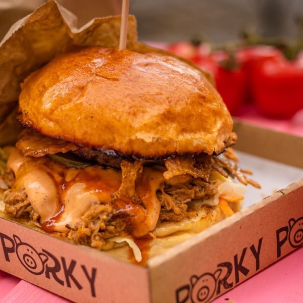 alt="Porky BBQ étterem belső tere Kistarcsa – füstölt BBQ hangulat"