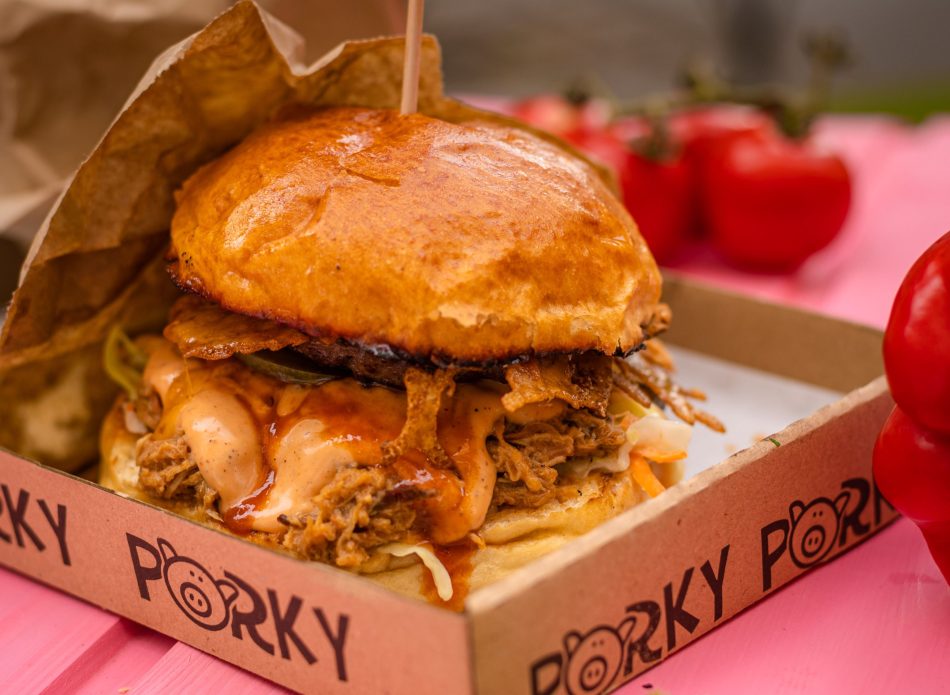 alt="Porky BBQ étterem belső tere Kistarcsa – füstölt BBQ hangulat"